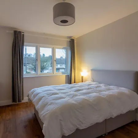 Penzion Guestready - Serene Haven Near Castle Golf Club Dublin